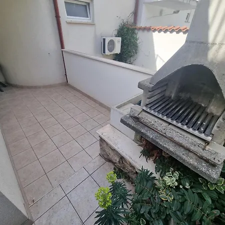 アパート Visnja Nv 4 - For 3 Persons With Terrace ノヴィ・ヴィノドロスキー