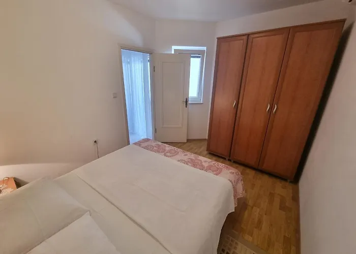 アパート Visnja Nv 4 - For 3 Persons With Terrace ノヴィ・ヴィノドロスキー