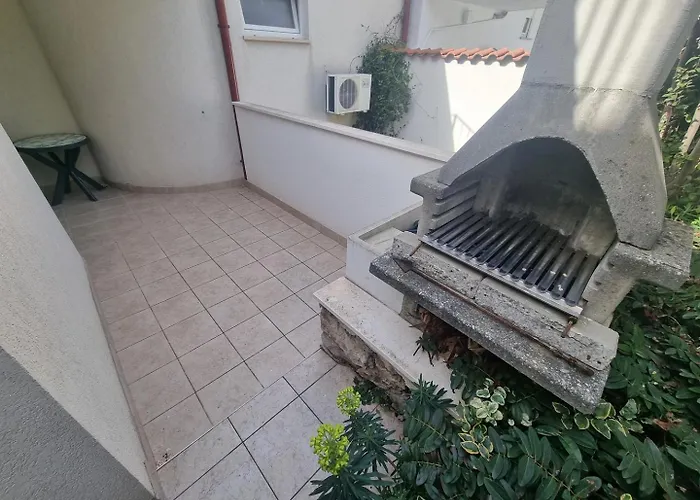 アパート Visnja Nv 4 - For 3 Persons With Terrace ノヴィ・ヴィノドロスキー